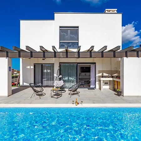 Villa Lu Near Fazana For 7 People With Private Pool, Kids Playground & Sea View Galižana