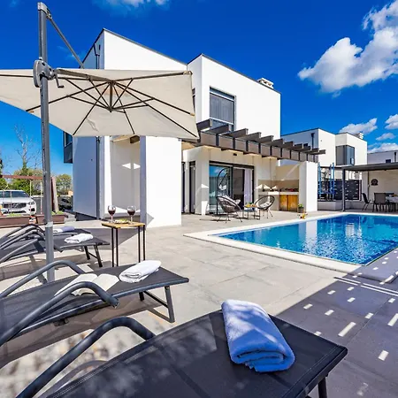 Lu Near Fazana For 7 People With Private Pool, Kids Playground & Sea View