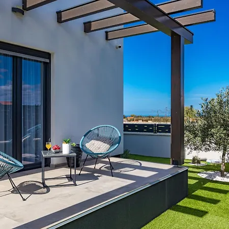 Villa Lu Near Fazana For 7 People With Private Pool, Kids Playground & Sea View *