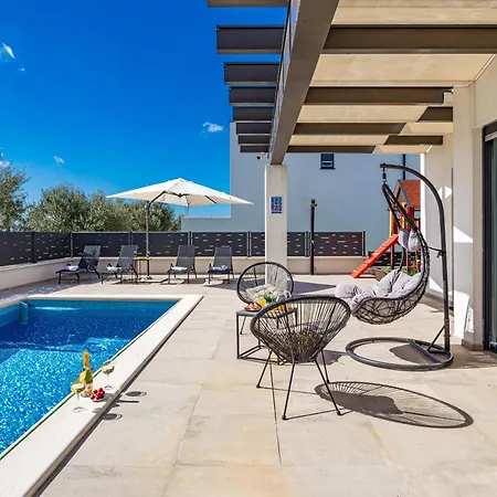 Lu Near Fazana For 7 People With Private Pool, Kids Playground & Sea View *