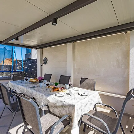 Lu Near Fazana For 7 People With Private Pool, Kids Playground & Sea View Galižana